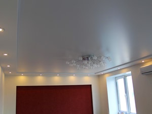 бесшовный натяжной потолок