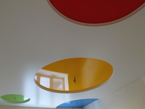 многоцветный натяжной потолок