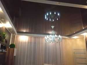 зеркальный потолок в гостиную