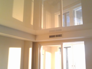 зеркальный потолок в офис